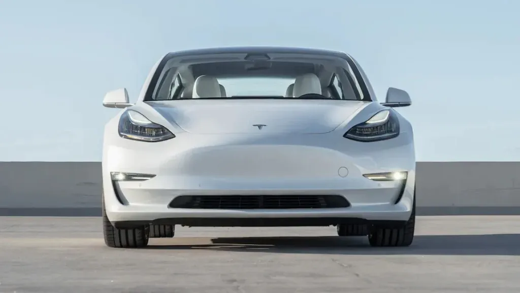 Tesla Model 3 Вигляд спереду