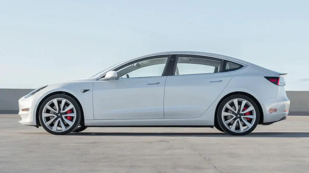 Tesla Model 3 Вигляд збоку