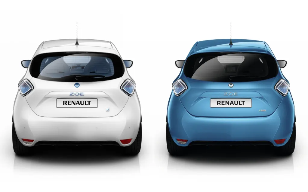 Renault Zoe 22 кВт-ч (слева), 41 кВт-ч (справа)